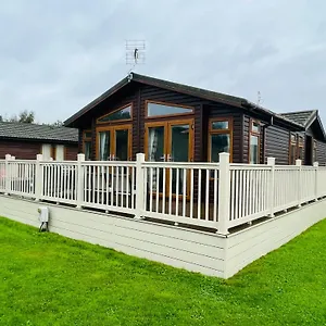 https://the-crystal-lodge-with-hot-tub-malton.yorkshirehotels.net